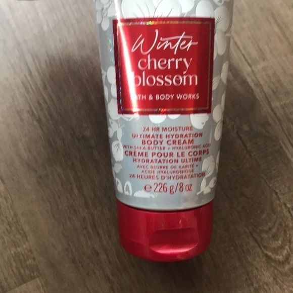 BATH & body works winter cherry blossom - Picture 4 of 6
